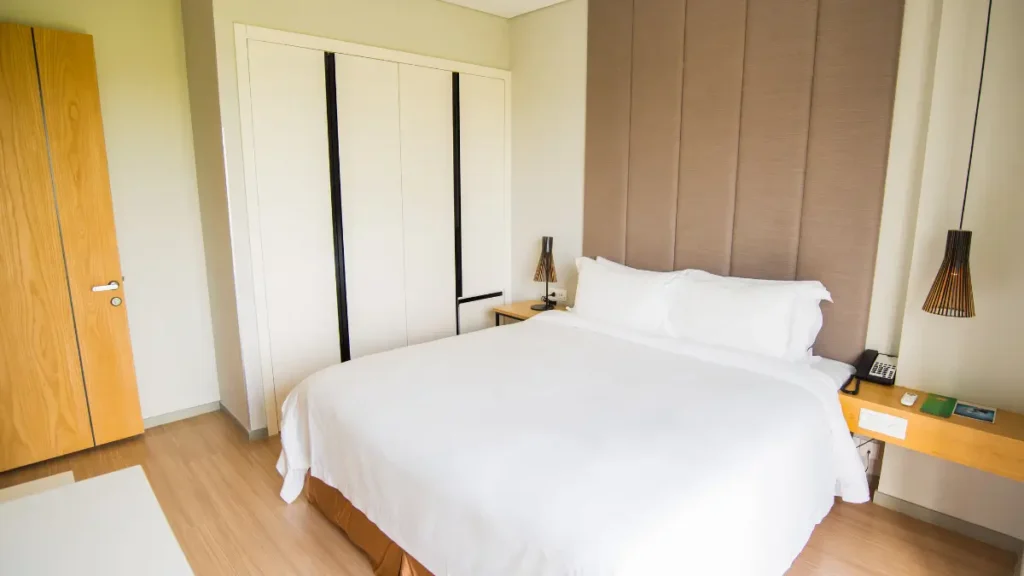 Decorar um quarto pequeno de casal